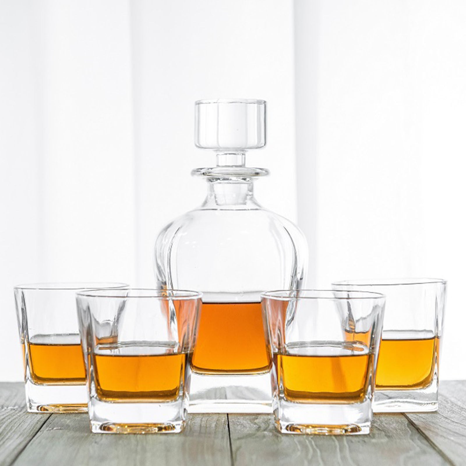 Novare Oval Whiskey Decanter Bottle With 4 Whiskey Glasses Set / One Size -